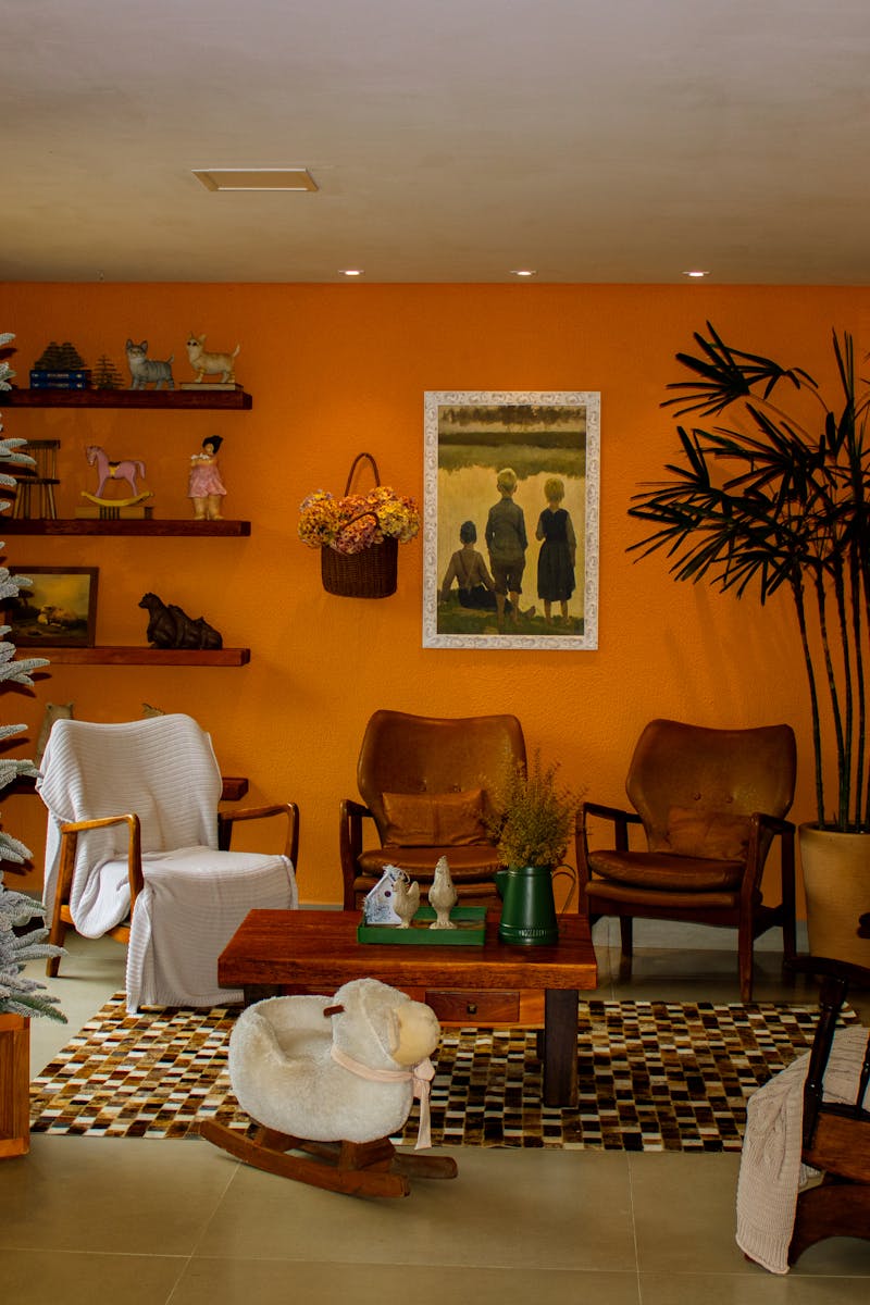 Warm living room with festive decorations and vintage furniture, creating a cozy atmosphere.
